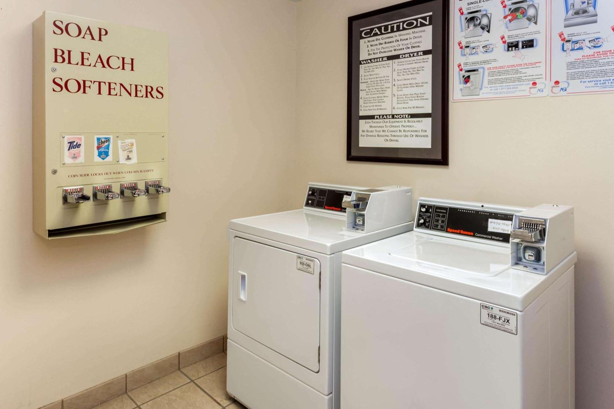 La Quinta By Wyndham Milwaukee Sw New Berlin Hotel Екстериор снимка